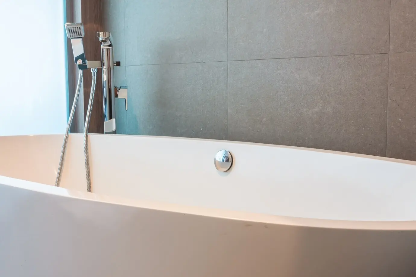 Nahaufnahme einer großen Badewanne